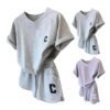 Short et t-shirt femme légers et confortables pour un look estival décontracté