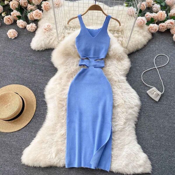 Femme portant une robe légère d'été avec ceinture décorative